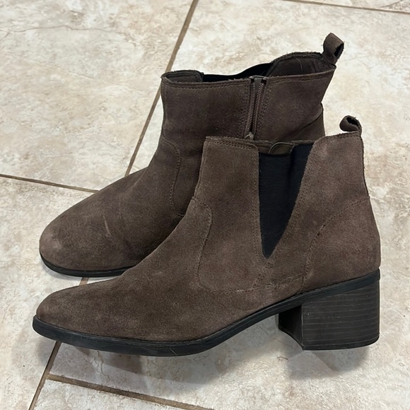 Clarks Shoes Womans Size 2 Suede Clark Chelsea Boots Poshmark